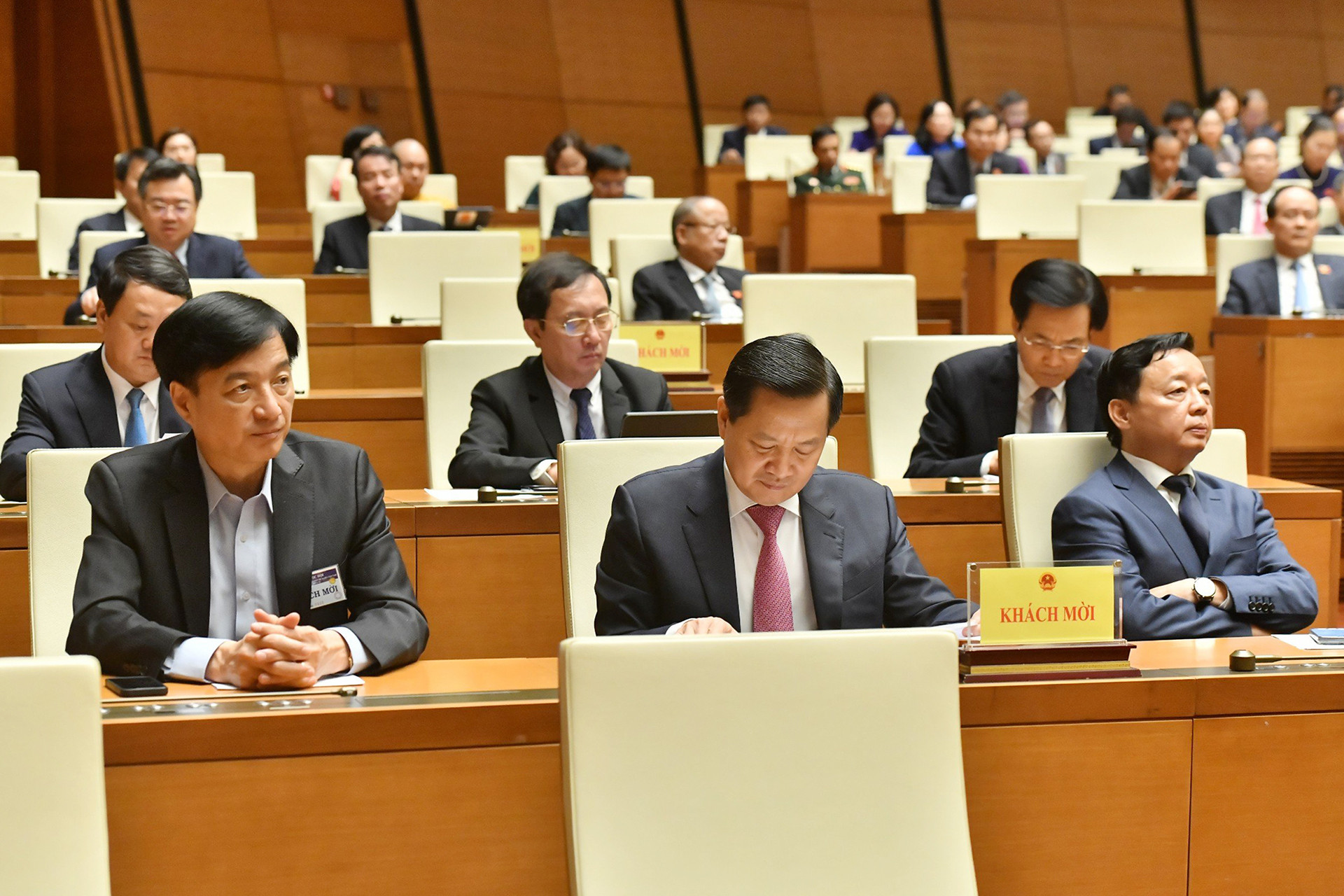 Phó Thủ tướng Lê Minh Khái, Phó Thủ tướng Trần Hồng Hà cùng các thành viên Chính phủ và đại biểu khách mời dự phiên bế mạc.