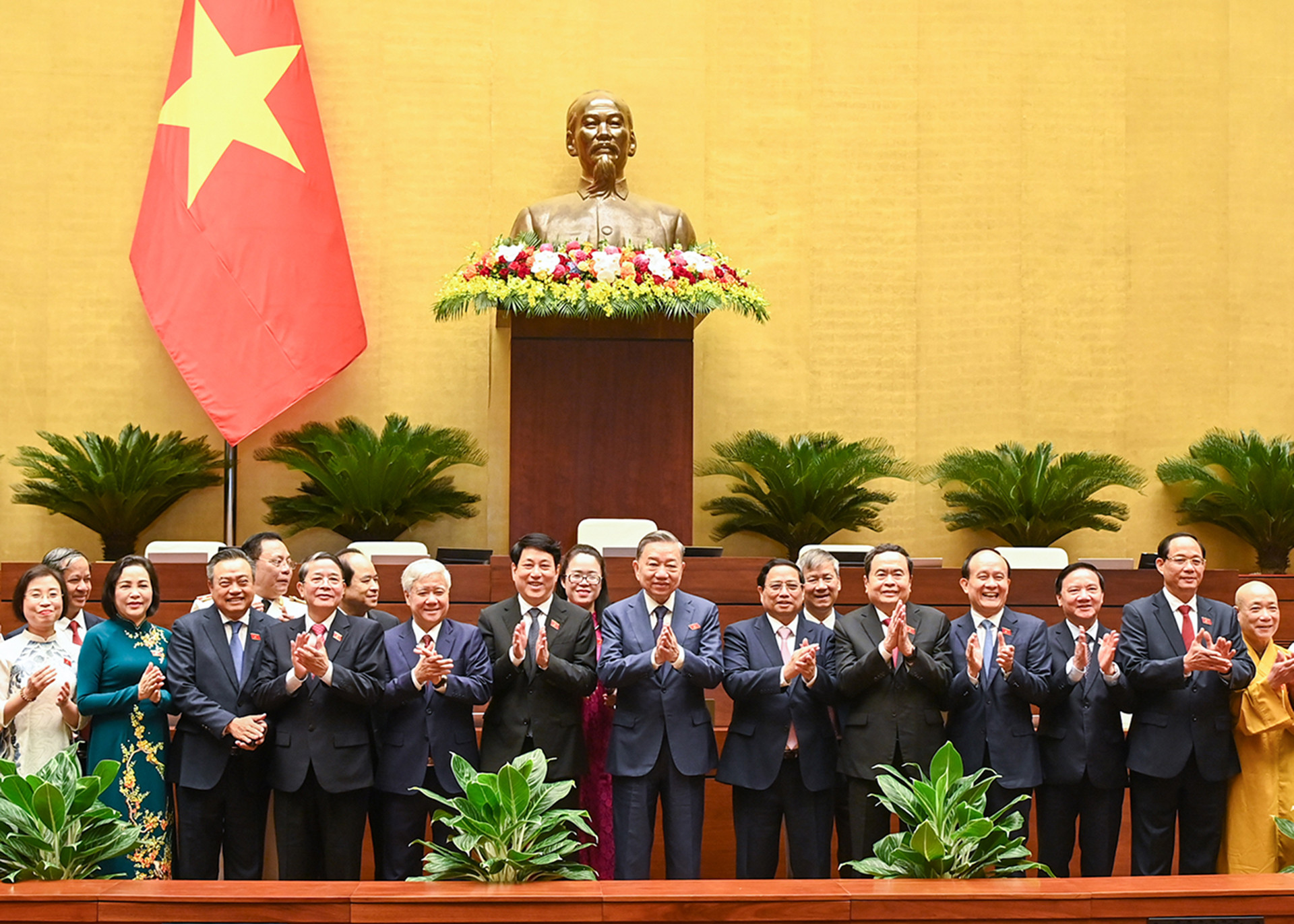 Chủ tịch nước Tô Lâm, Thủ tướng Phạm Minh Chính, Chủ tịch Quốc hội Trần Thanh Mẫn, Thường trực Ban Bí thư Lương Cường, Chủ tịch Ủy ban Trung ương Mặt trận Tổ quốc Việt Nam Đỗ Văn Chiến cùng các đồng chí lãnh đạo Đảng, Nhà nước và đại biểu Quốc hội tại phiên bế mạc Kỳ họp thứ 7, Quốc hội khóa XV.
