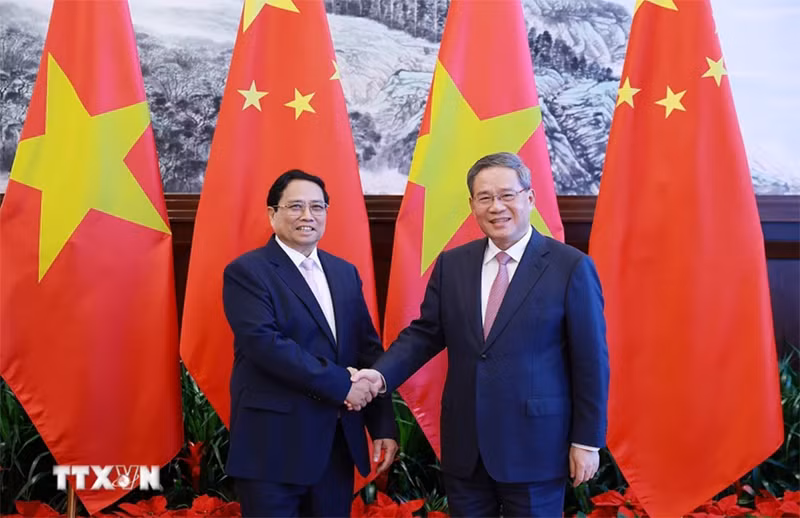 Thủ tướng Phạm Minh Chính và Thủ tướng Trung Quốc Lý Cường. (Ảnh: TTXVN)