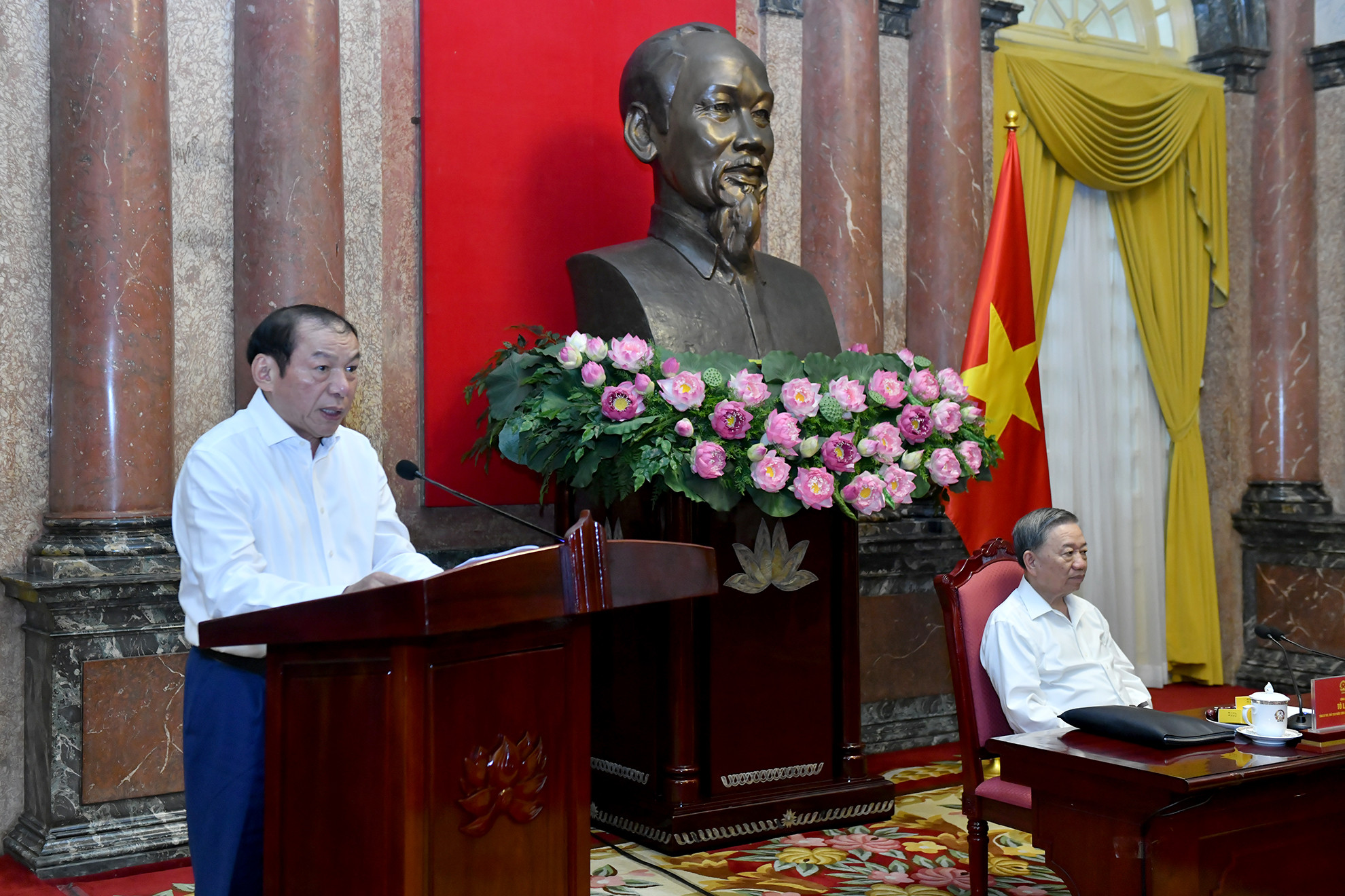 Bộ trưởng Văn hóa, Thể thao và Du lịch Nguyễn Văn Hùng phát biểu tại buổi gặp mặt.