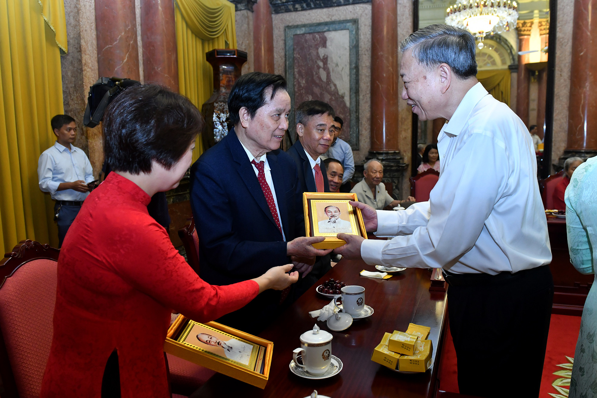 Tổng Bí thư, Chủ tịch nước Tô Lâm trao quà tặng các đại biểu.