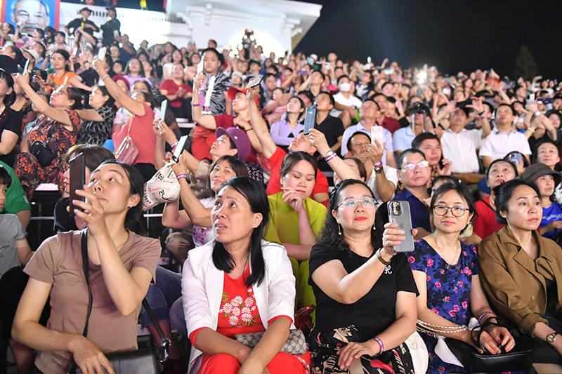 Người dân thành phố Điện Biên Phủ và du khách theo dõi màn bắn pháo hoa. Người dân thành phố Điện Biên Phủ và du khách theo dõi màn bắn pháo hoa.