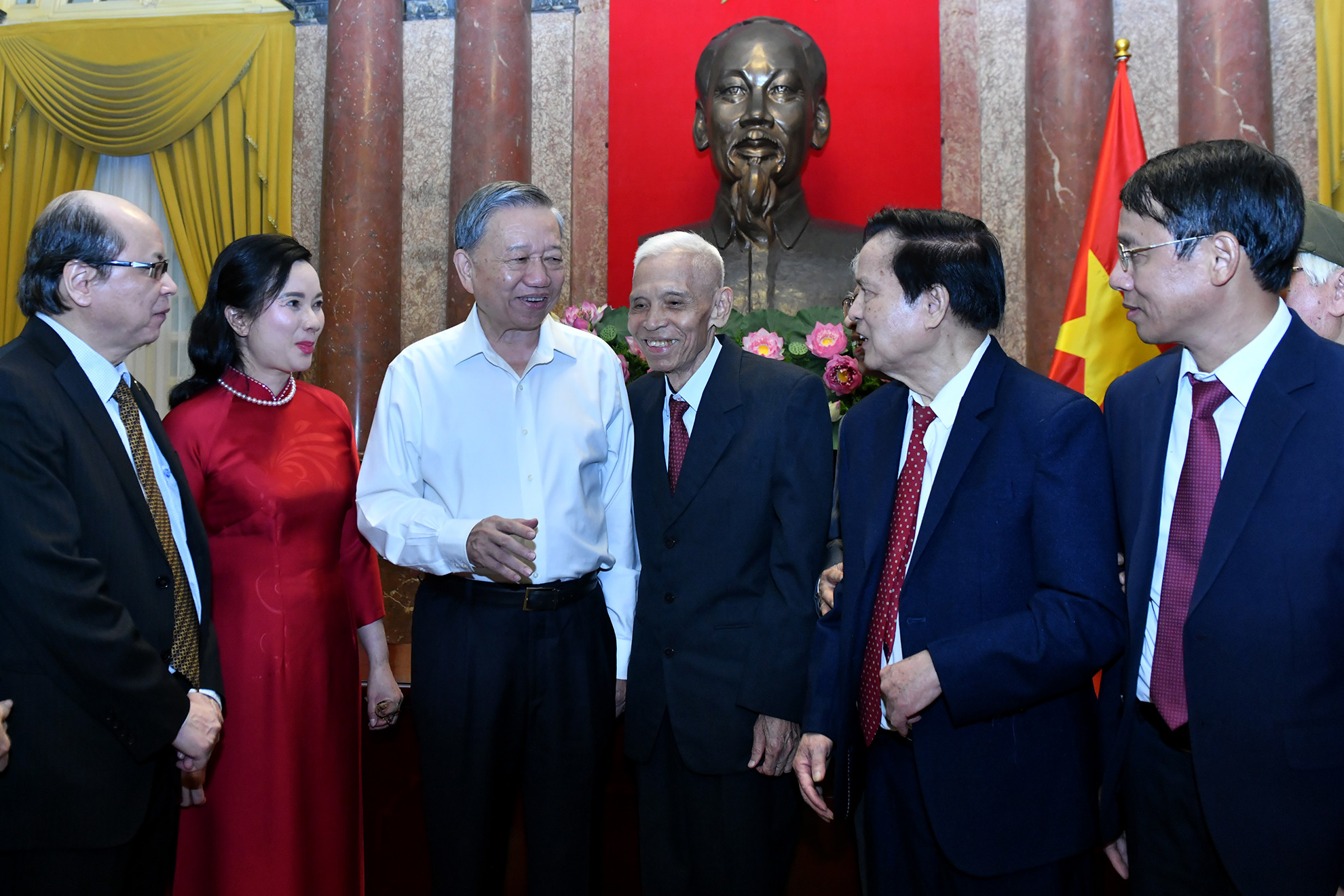 Tổng Bí thư, Chủ tịch nước Tô Lâm với các đại biểu tại buổi gặp mặt.