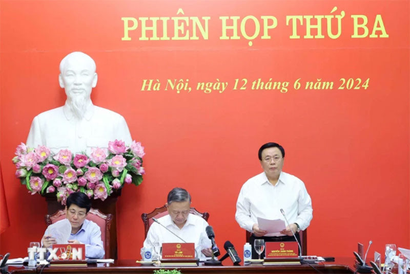 Đồng chí Nguyễn Xuân Thắng, Ủy viên Bộ Chính trị, Chủ tịch Hội đồng Lý luận Trung ương, Giám đốc Học viện Chính trị Quốc gia Hồ Chí Minh, Phó Trưởng Ban Chỉ đạo tổng kết 40 năm đổi mới trình bày Báo cáo. (Ảnh: TTXVN) Đồng chí Nguyễn Xuân Thắng, Ủy viên Bộ Chính trị, Chủ tịch Hội đồng Lý luận Trung ương, Giám đốc Học viện Chính trị Quốc gia Hồ Chí Minh, Phó Trưởng Ban Chỉ đạo tổng kết 40 năm đổi mới trình bày Báo cáo. (Ảnh: TTXVN)