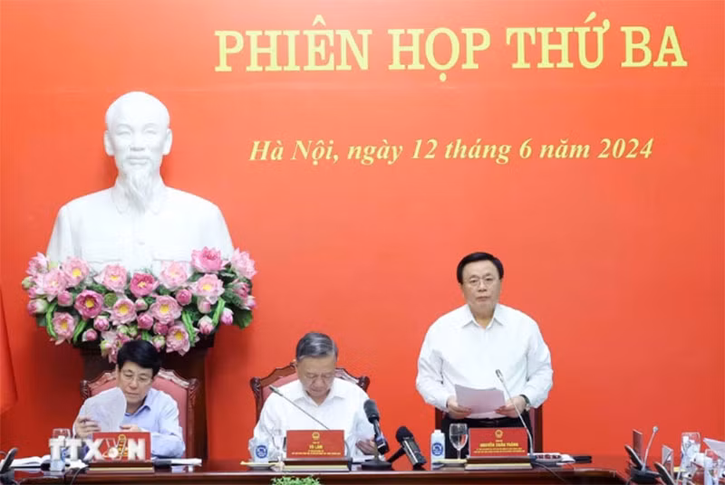 Đồng chí Nguyễn Xuân Thắng, Ủy viên Bộ Chính trị, Chủ tịch Hội đồng Lý luận Trung ương, Giám đốc Học viện Chính trị Quốc gia Hồ Chí Minh, Phó Trưởng Ban Chỉ đạo tổng kết 40 năm đổi mới trình bày Báo cáo. (Ảnh: TTXVN)