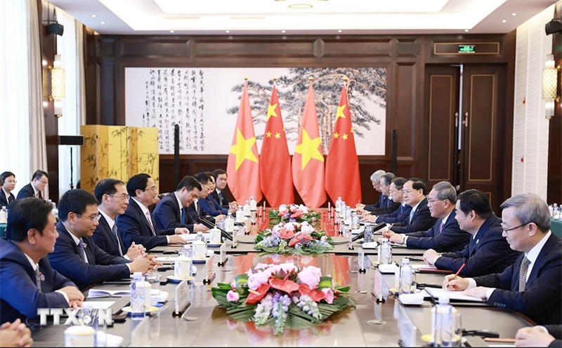 Thủ tướng Phạm Minh Chính hội đàm với Thủ tướng Trung Quốc Lý Cường. (Ảnh: TTXVN)