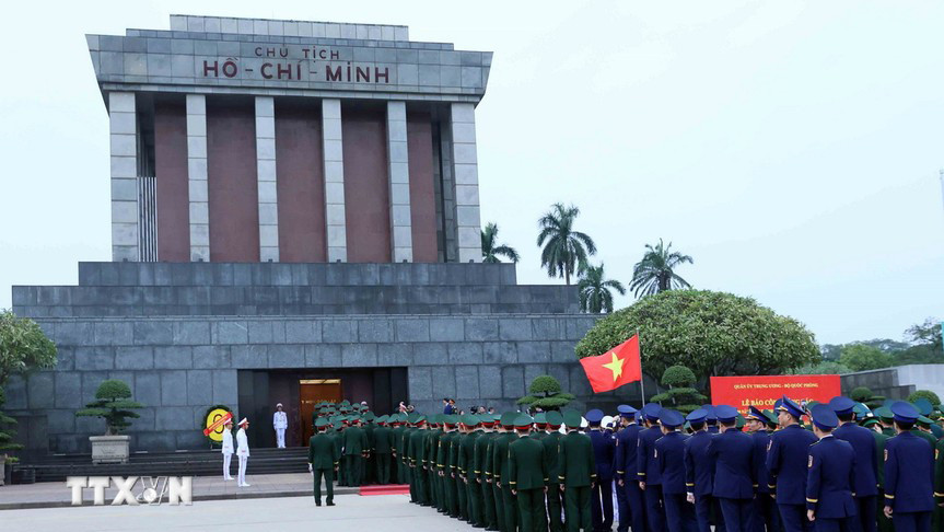 Đoàn Quân ủy Trung ương, Bộ Quốc phòng vào Lăng viếng Chủ tịch Hồ Chí Minh. (Ảnh: TTXVN)