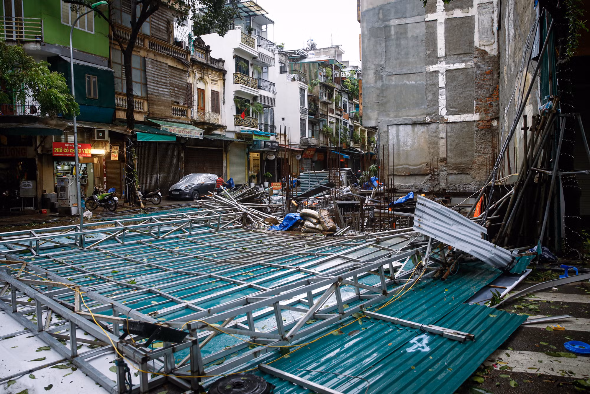 Nhiều công trình xây dựng trên phố cổ Hà Nội bị đổ. (Ảnh: DUY LINH) Nhiều công trình xây dựng trên phố cổ Hà Nội bị đổ. (Ảnh: DUY LINH)