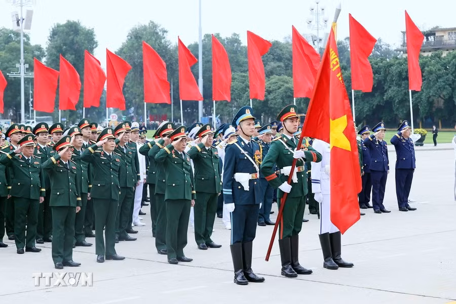 Các đại biểu thực hiện nghi lễ chào cờ. (Ảnh: TTXVN)