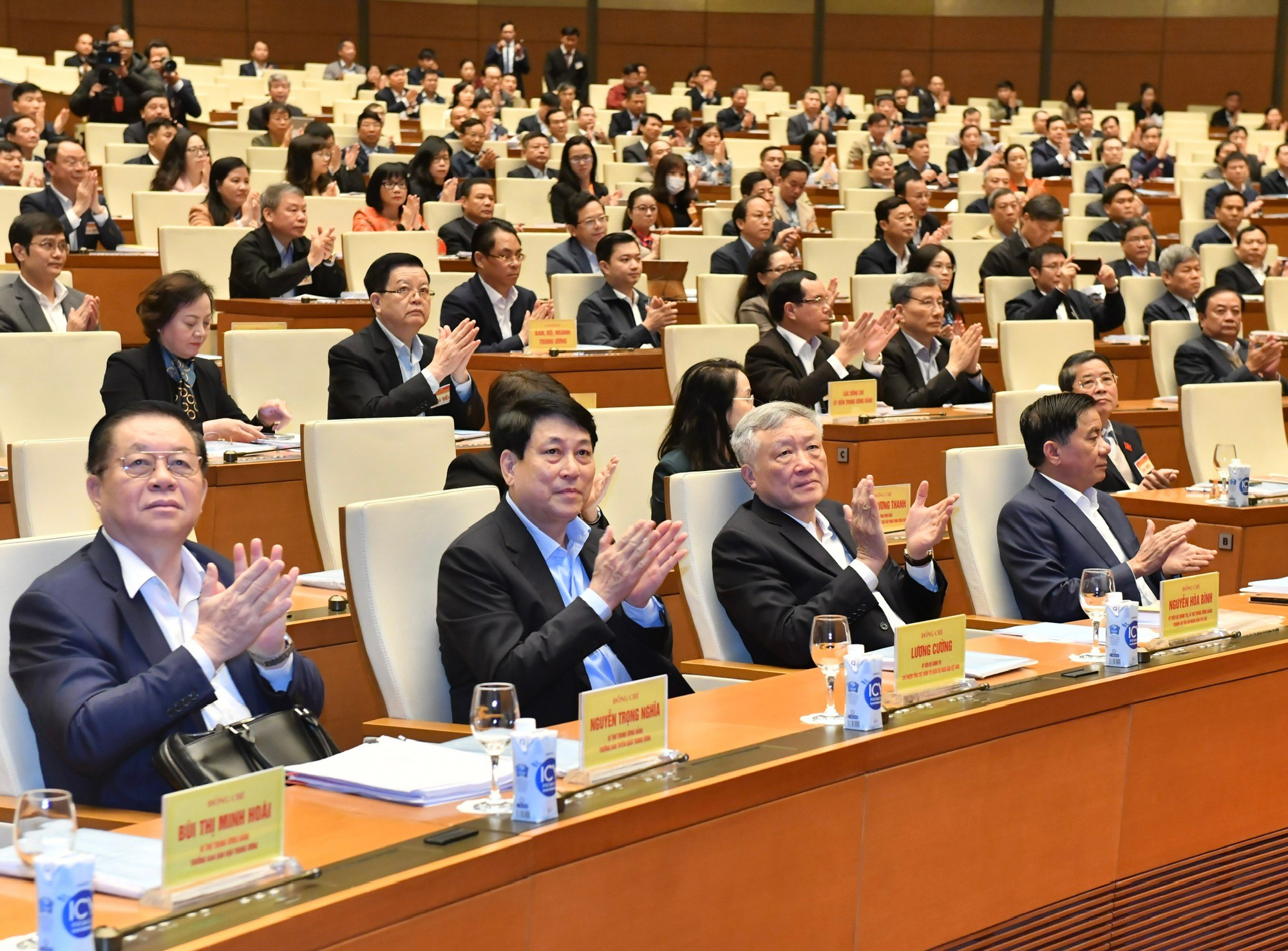 Các đồng chí Lãnh đạo, nguyên Lãnh đạo Đảng, Nhà nước và các đại biểu dự hội nghị.