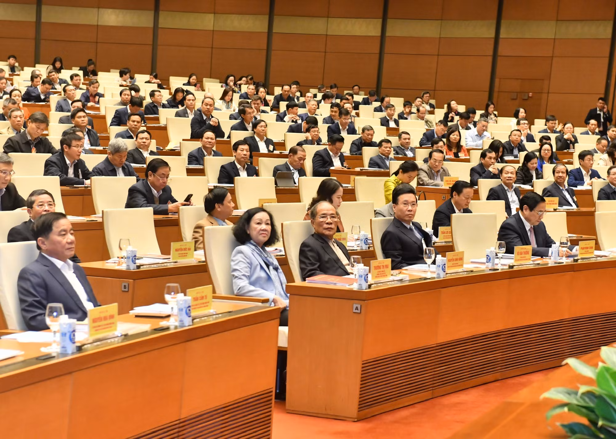 Các đồng chí Lãnh đạo, nguyên Lãnh đạo Đảng, Nhà nước và các đại biểu dự hội nghị.