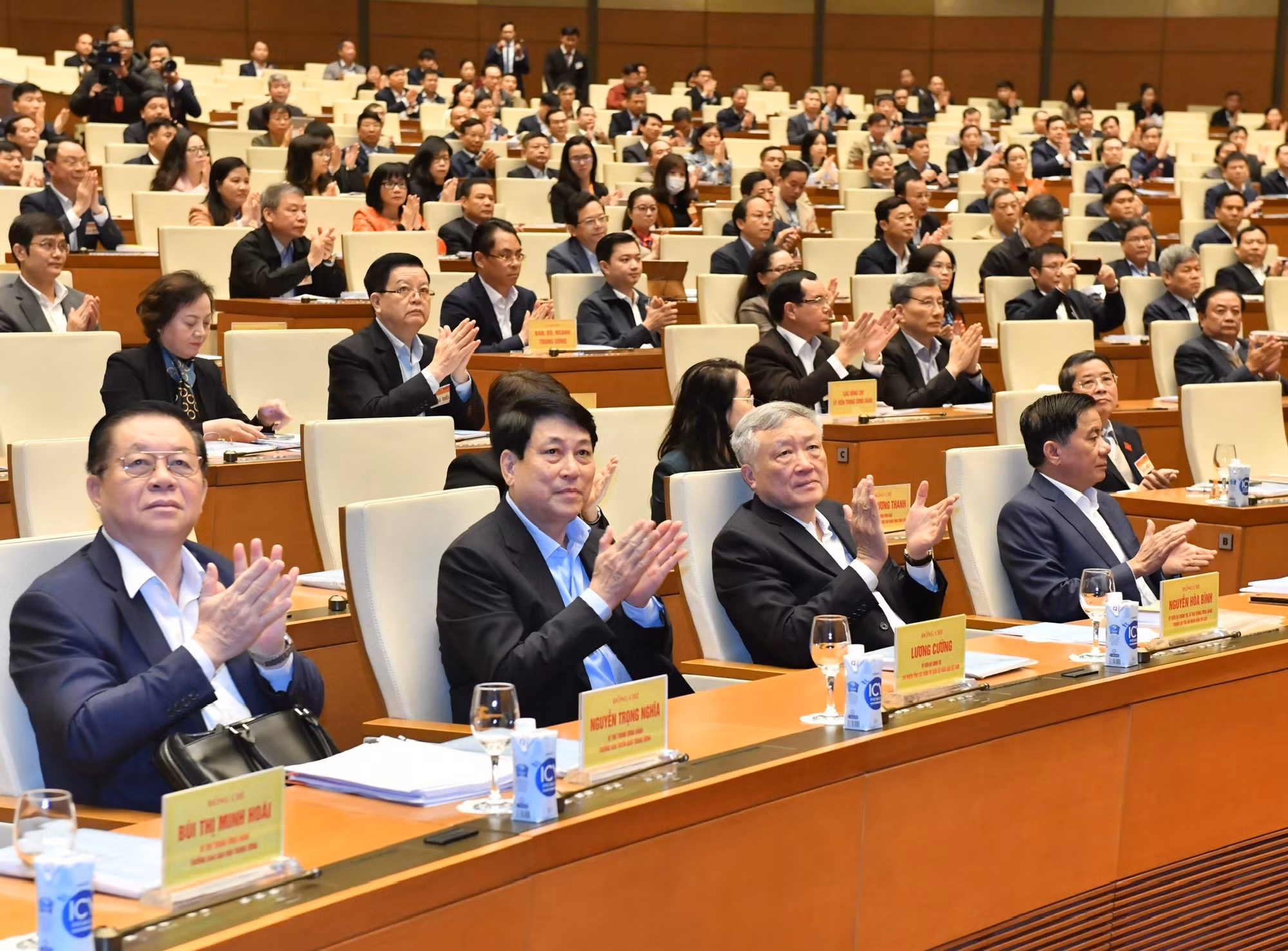 Các đồng chí Lãnh đạo, nguyên Lãnh đạo Đảng, Nhà nước và các đại biểu dự hội nghị.