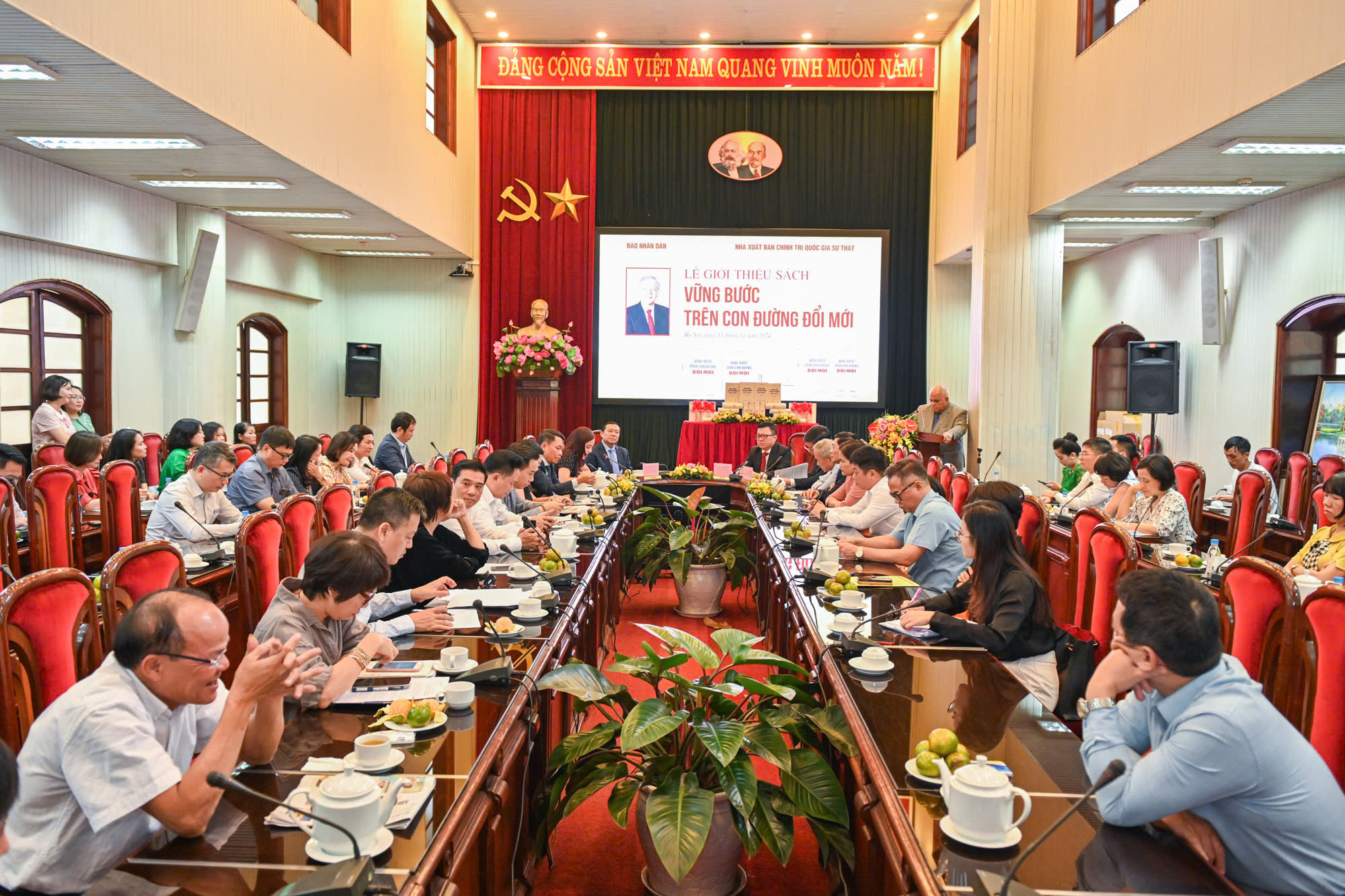 Toàn cảnh lễ ra mắt sách. (Ảnh: THẾ ĐẠI)