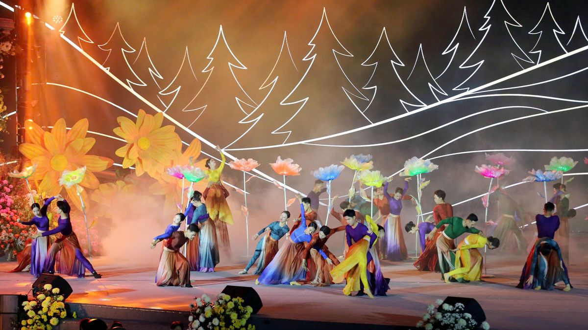 Chương trình nghệ thuật rực rỡ sắc màu.