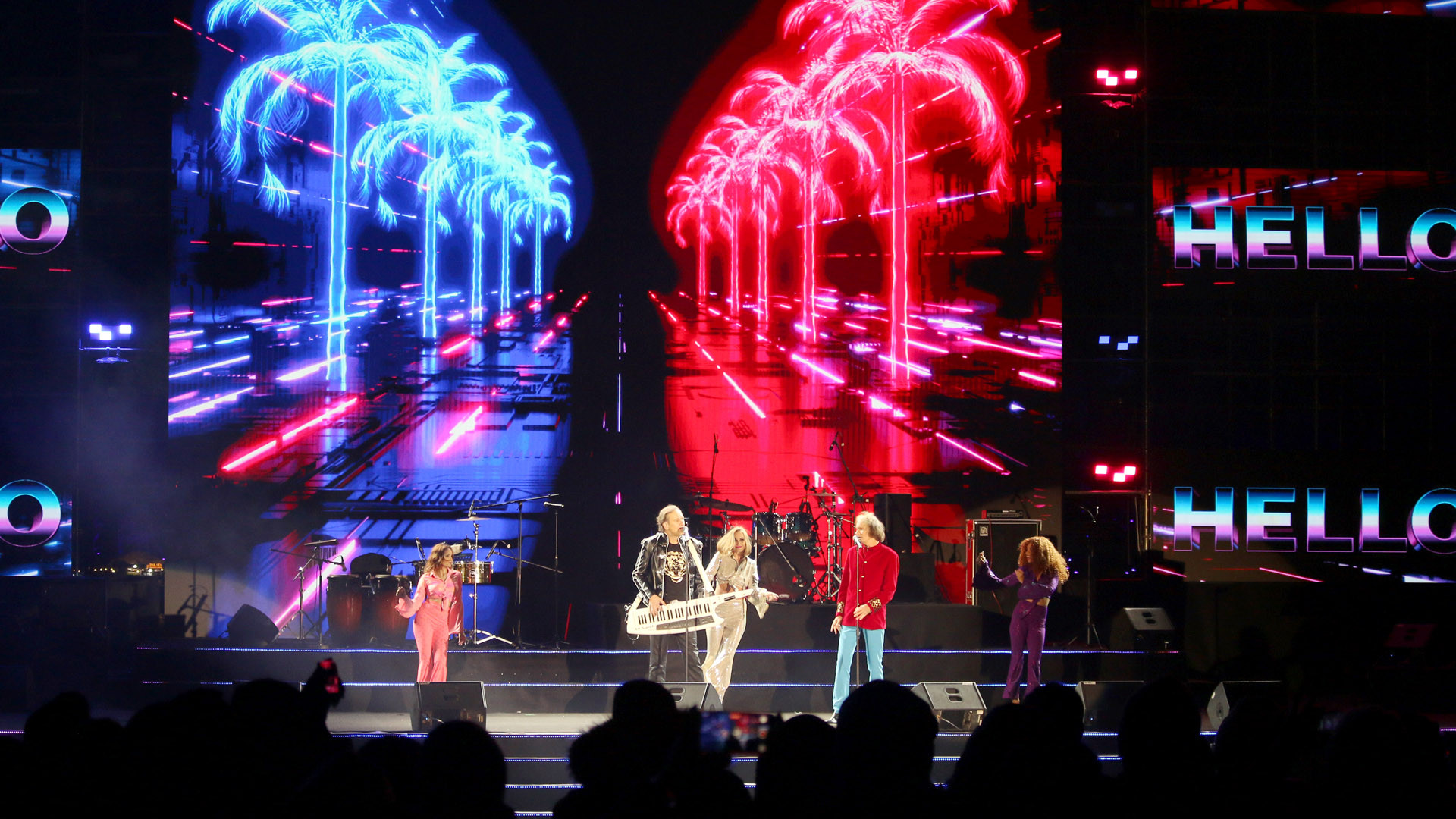 Joy Band mở đầu phần trình diễn của mình bằng ca khúc như gửi lời chào nồng nhiệt đến khán giả xứ ngàn hoa “Hello”.