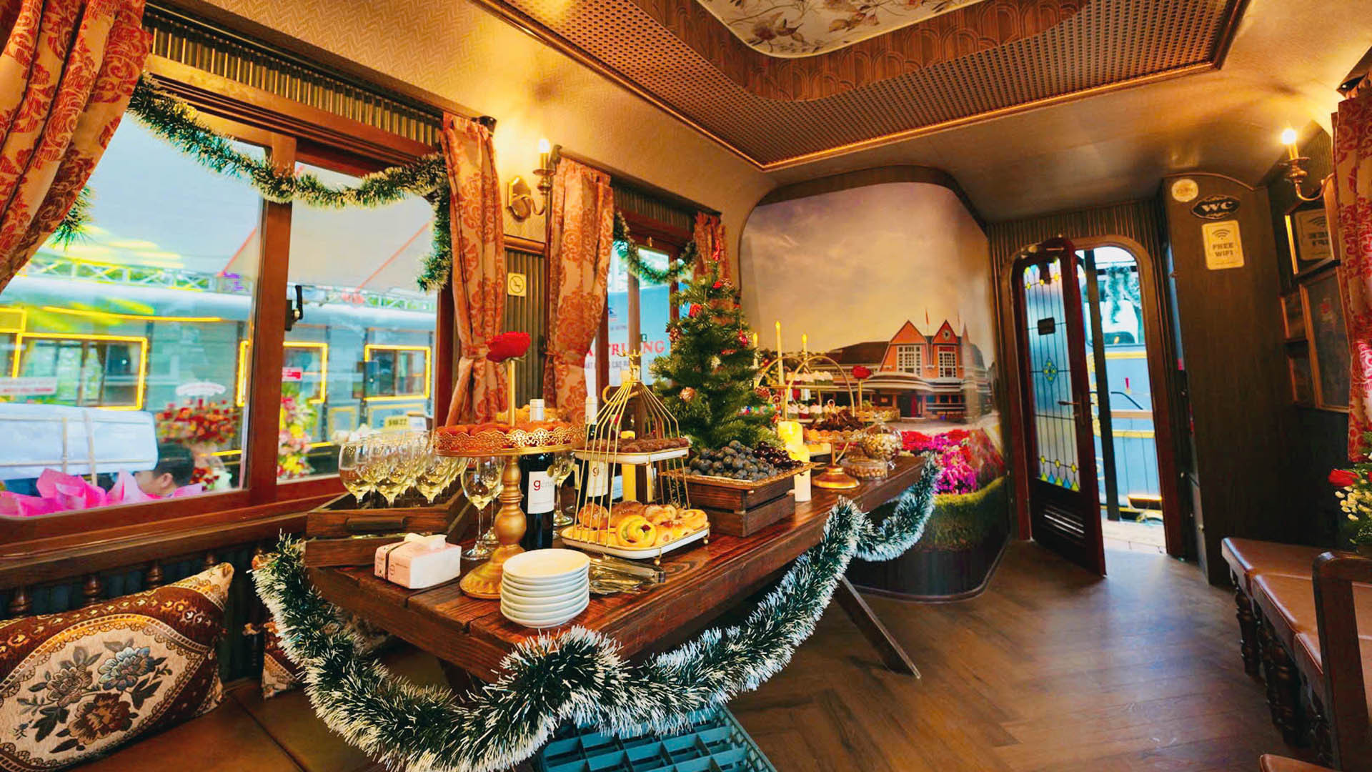 Tại các toa đều có những vị trí không gian riêng. Tại đây, có những tác phẩm hội họa, ảnh nghệ thuật… để du khách có thể chụp những bức ảnh làm lưu niệm cho hành trình trải nghiệm bằng tàu hỏa. Tại các toa đều có những vị trí không gian riêng. Tại đây, có những tác phẩm hội họa, ảnh nghệ thuật… để du khách có thể chụp những bức ảnh làm lưu niệm cho hành trình trải nghiệm bằng tàu hỏa.