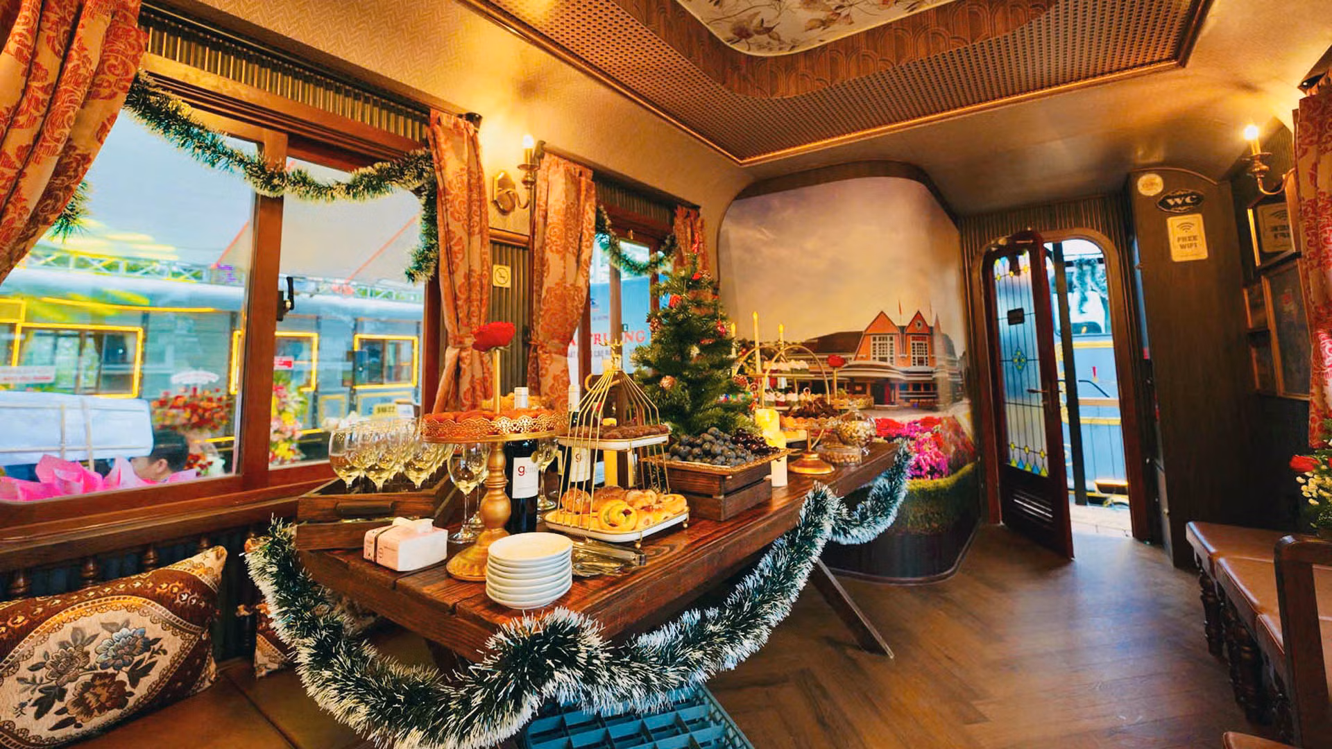 Tại các toa đều có những vị trí không gian riêng. Tại đây, có những tác phẩm hội họa, ảnh nghệ thuật… để du khách có thể chụp những bức ảnh làm lưu niệm cho hành trình trải nghiệm bằng tàu hỏa.