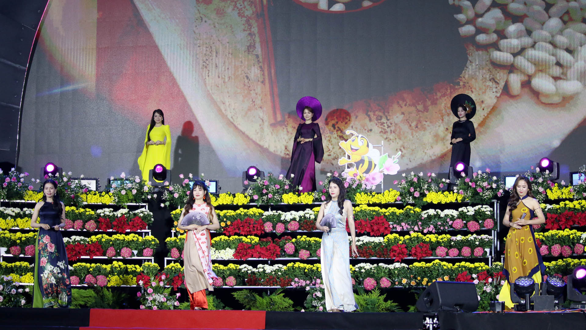 Duyên dáng áo dài và sắc hoa Đà Lạt.