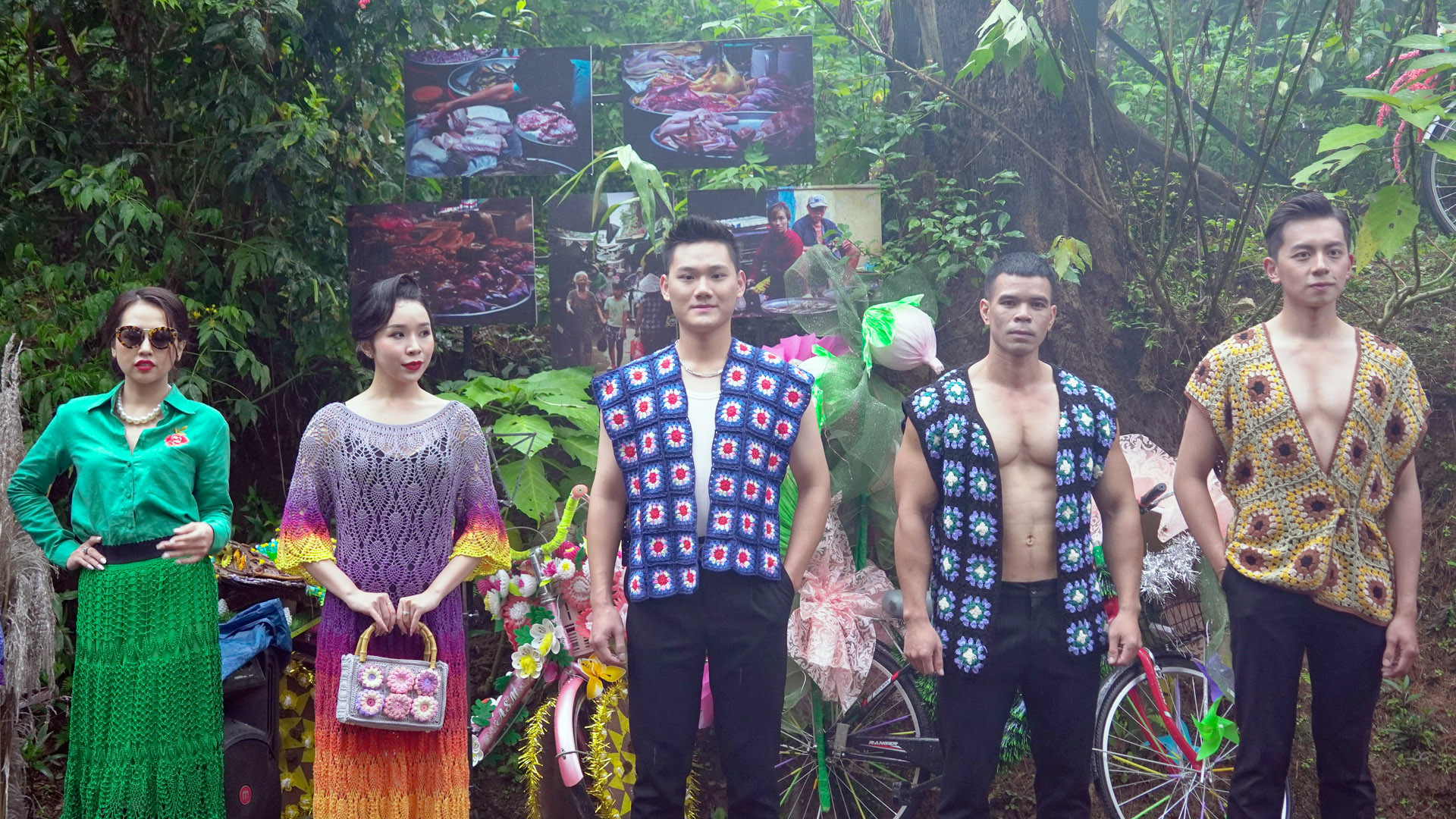 Bộ sưu tập đem đến một cái nhìn mới về những trang phục làm bằng chất liệu len, thêu tay, đính kết trang trí đường diềm. Sự kết hợp tài tình giữa những gam màu nóng - lạnh, kỹ thuật nhuộm thủ công ombre, chuyển màu mượt êm như giọt mưa thu rơi trên phím dương cầm.