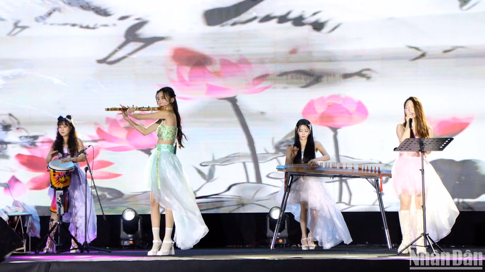 Nhóm nhạc Hàn Quốc Queen biểu diễn tại đêm giao lưu văn hóa nghệ thuật Việt Nam-Hàn Quốc.