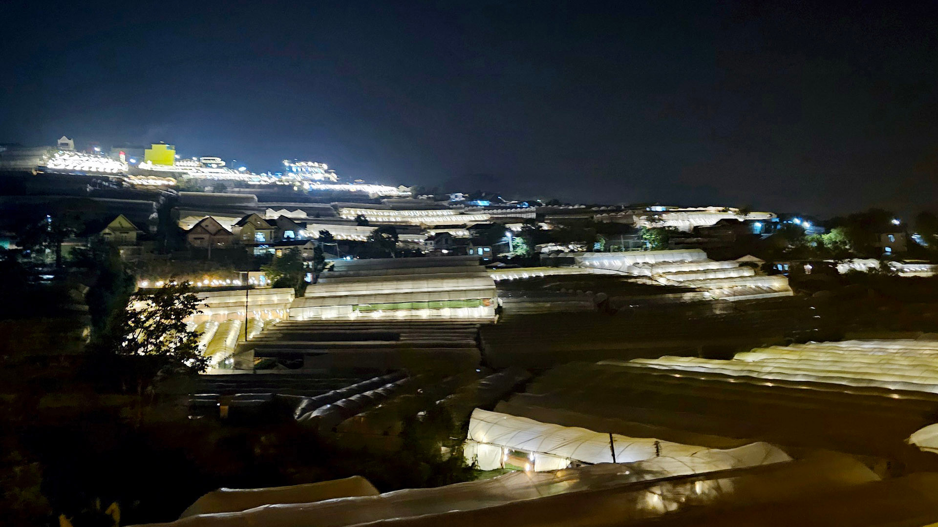 Ngoại ô phố núi Đà Lạt về đêm qua ô cửa đoàn tàu du lịch. Ngoại ô phố núi Đà Lạt về đêm qua ô cửa đoàn tàu du lịch.