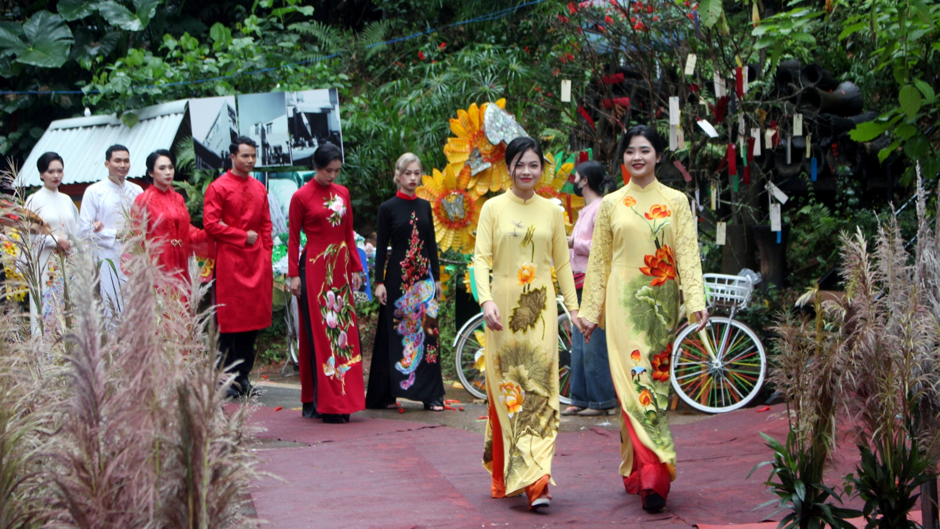 Vẻ đẹp dung dị của bà, của mẹ, cùng kỹ thuật đan móc, may vá, thêu thùa truyền thống tưởng chừng đã nhạt phai cùng năm tháng nay được hồi sinh rực rỡ.