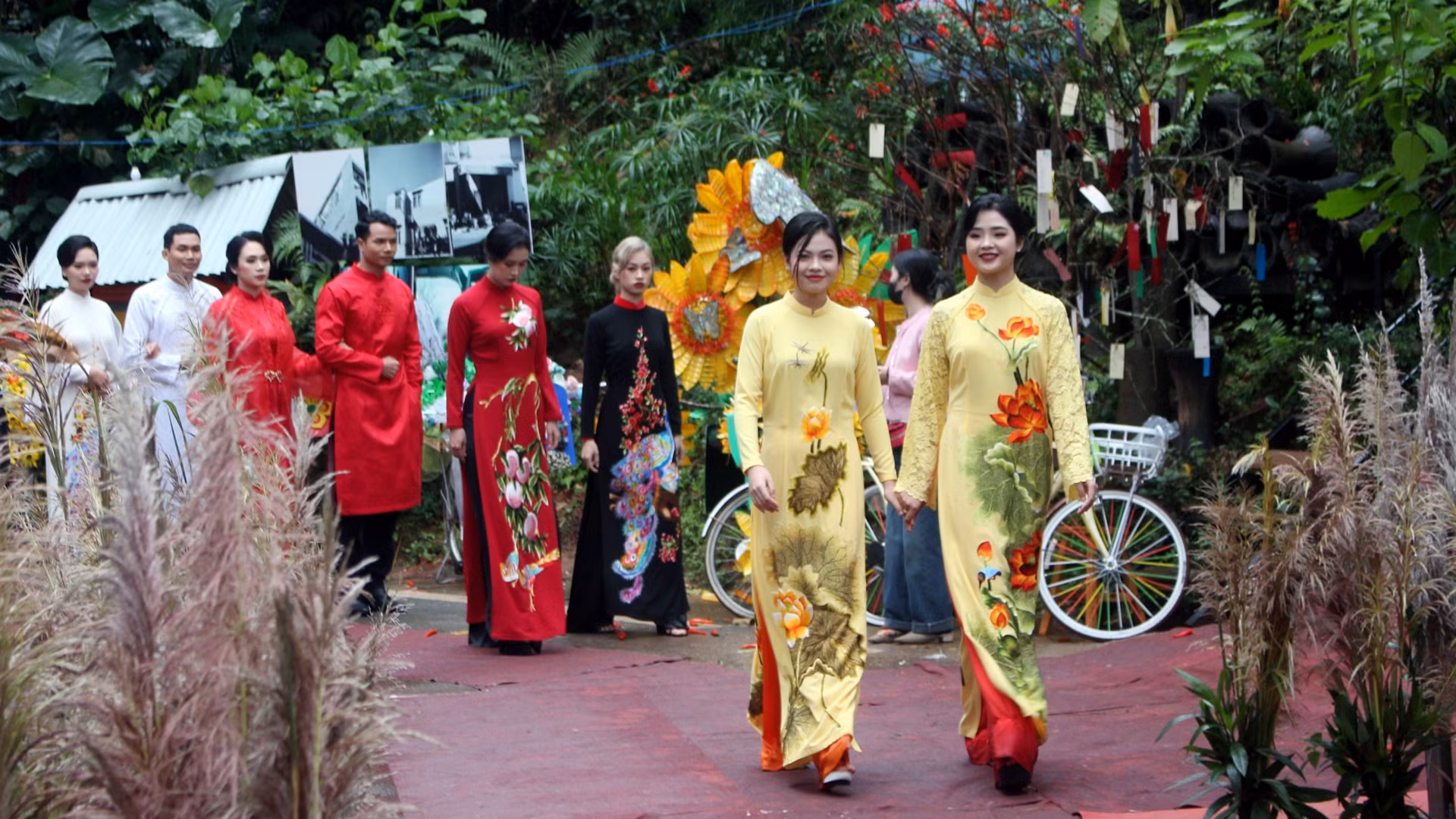 Vẻ đẹp dung dị của bà, của mẹ, cùng kỹ thuật đan móc, may vá, thêu thùa truyền thống tưởng chừng đã nhạt phai cùng năm tháng nay được hồi sinh rực rỡ.