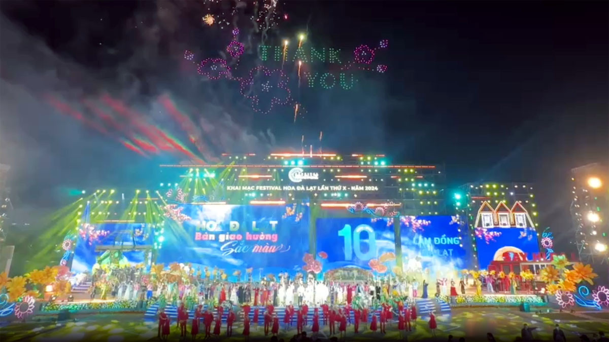 Chương trình ánh sáng nghệ thuật bằng thiết bị bay không người lái (drone light show) và pháo hoa nghệ thuật tầm thấp khép lại Lễ khai mạc Festival Hoa Đà Lạt lần thứ 10.