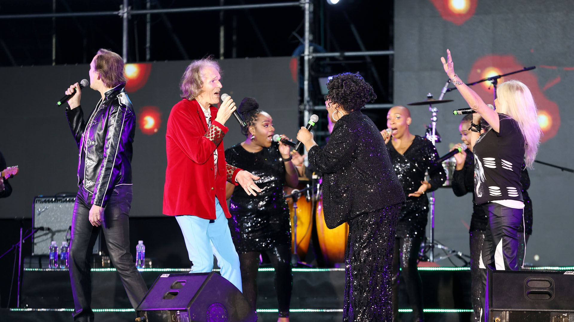 Các ban nhạc và nghệ sĩ hòa ca trong đêm xứ lạnh Đà Lạt.