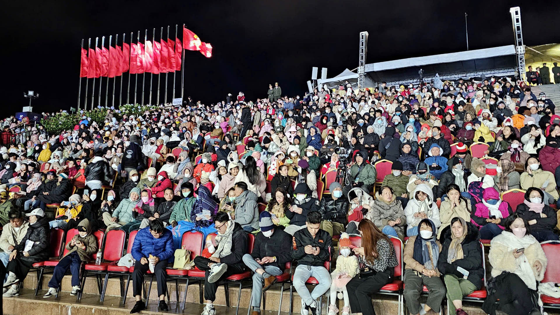 Đông đảo người dân địa phương và du khách tham dự chương trình bế mạc Festival Hoa Đà Lạt lần thứ 10 năm 2024.