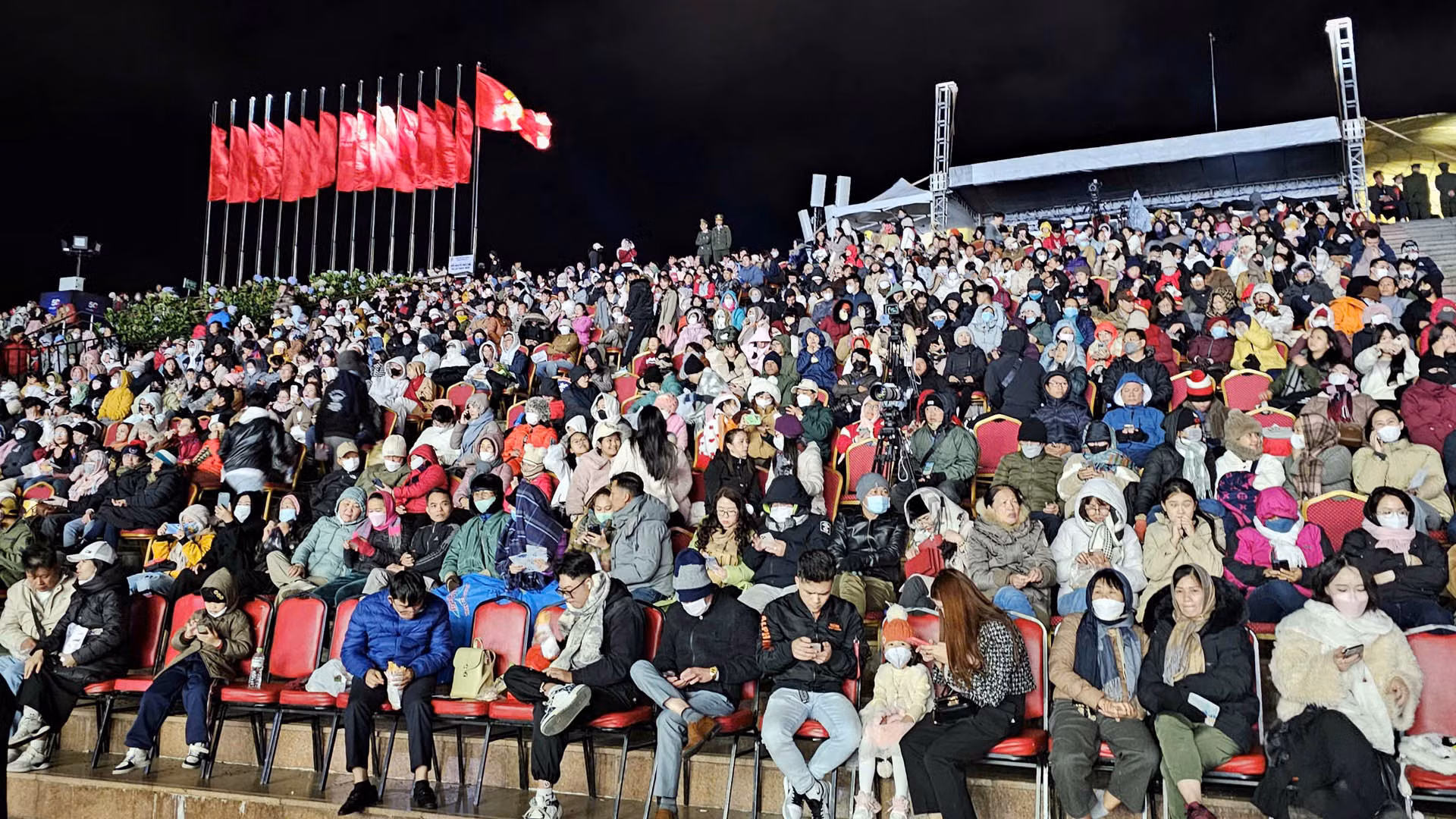 Đông đảo người dân địa phương và du khách tham dự chương trình bế mạc Festival Hoa Đà Lạt lần thứ 10 năm 2024.
