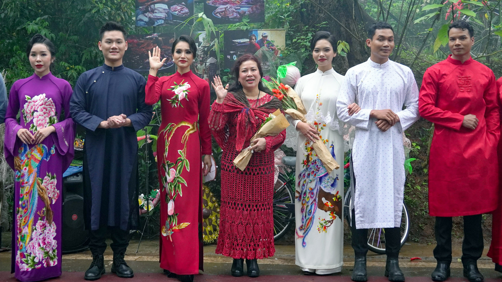 Hay hoạ tiết Granny Square thời phục hưng, hoặc thêu tả thực màu ánh nhũ của chú chim công múa xoè khoe bộ lông sặc sỡ dưới ráng chiều vàng chưa bao giờ là không thể với nhà thiết kế Sương Nguyễn.