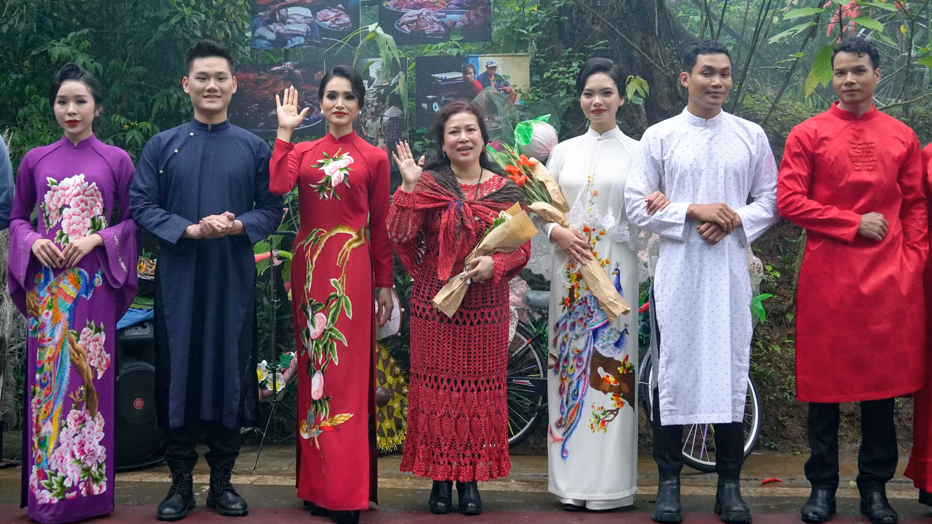 Hay hoạ tiết Granny Square thời phục hưng, hoặc thêu tả thực màu ánh nhũ của chú chim công múa xoè khoe bộ lông sặc sỡ dưới ráng chiều vàng chưa bao giờ là không thể với nhà thiết kế Sương Nguyễn.