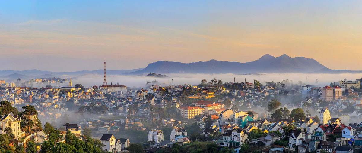 Đà Lạt mỏng mảnh màn sương. (Ảnh: Võ Trang)