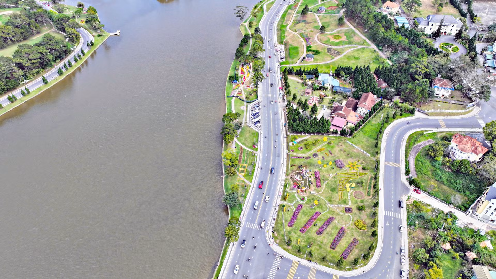 Khu vực đường Trần Quốc Toản quanh hồ Xuân Hương, thành phố Đà Lạt ngập tràn sắc hoa.