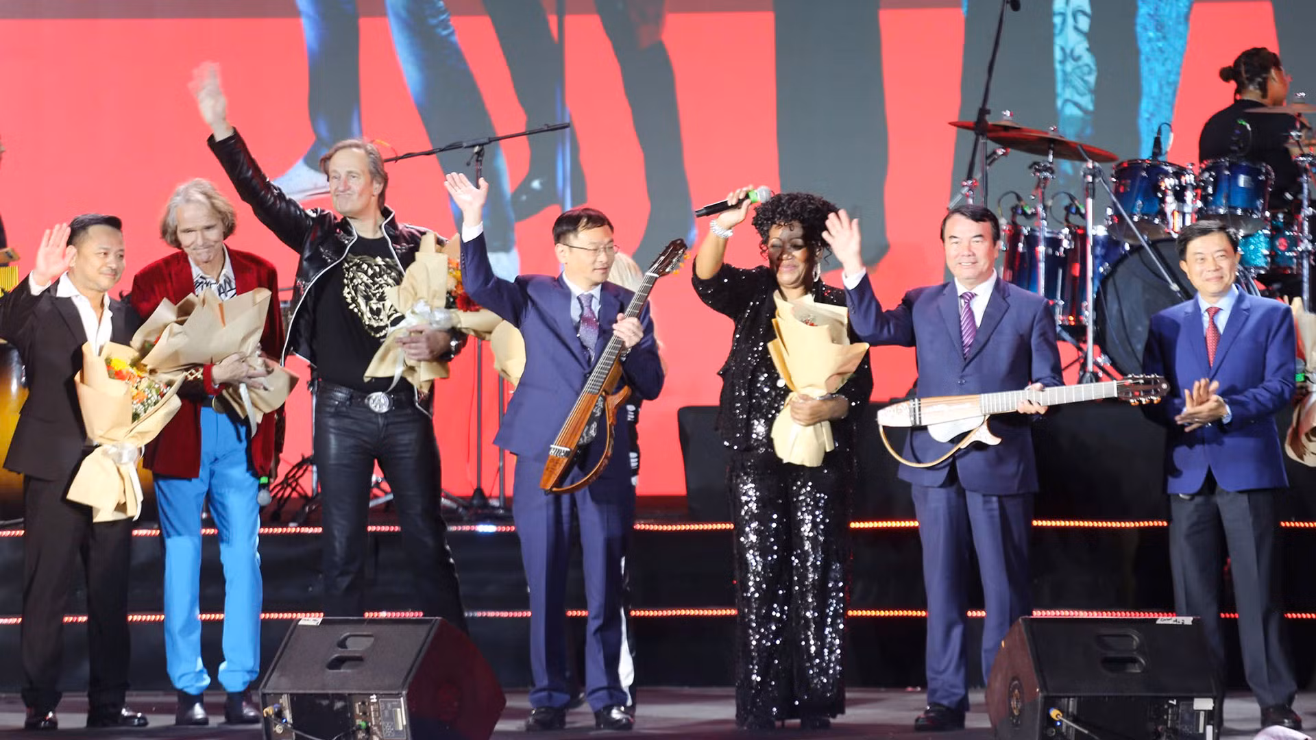 Tại sự kiện “Dalat Spring Concert” năm 2024, đại diện những nghệ sĩ tham gia đêm nhạc, nghệ sĩ Liz Mitchell trao 2 cây đàn guitar có chữ ký của các nghệ sĩ tham gia sự kiện tặng lãnh đạo tỉnh Lâm Đồng và thành phố Đà Lạt.