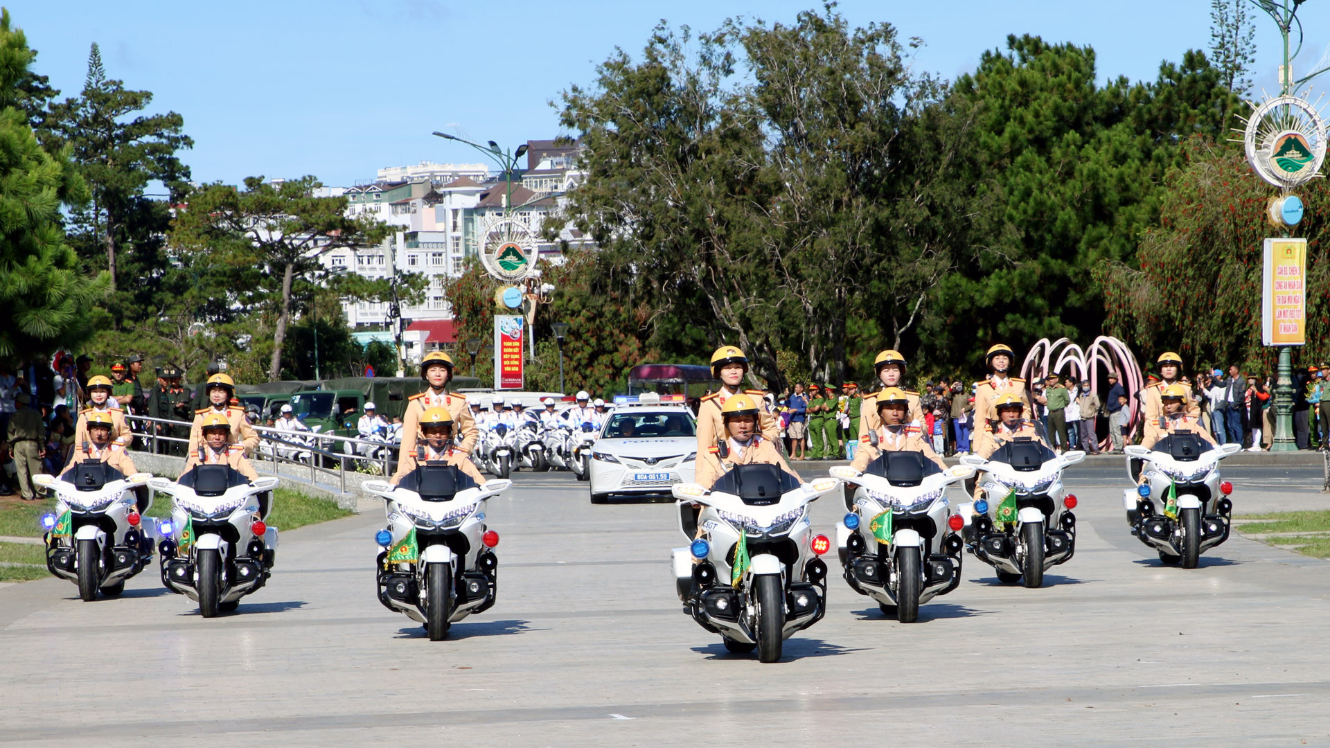 Đoàn mô-tô dẫn đoàn thực hiện nghi thức tại lễ khai mạc.