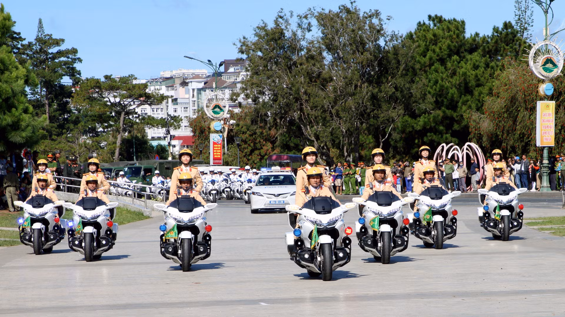 Đoàn mô-tô dẫn đoàn thực hiện nghi thức tại lễ khai mạc.