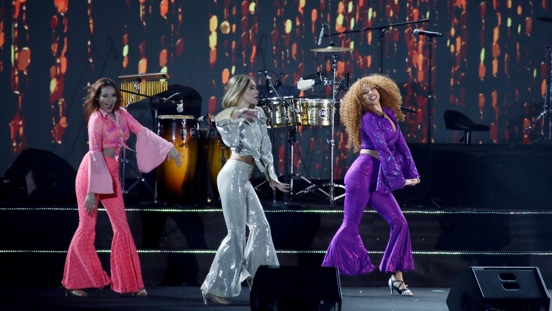 Những vũ công góp phần làm nên đêm nhạc đầy sôi động giữa đêm lạnh phố núi.