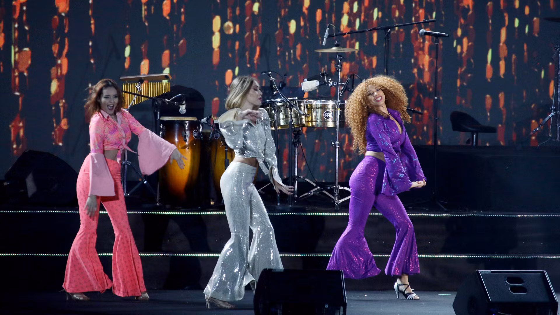 Những vũ công góp phần làm nên đêm nhạc đầy sôi động giữa đêm lạnh phố núi.