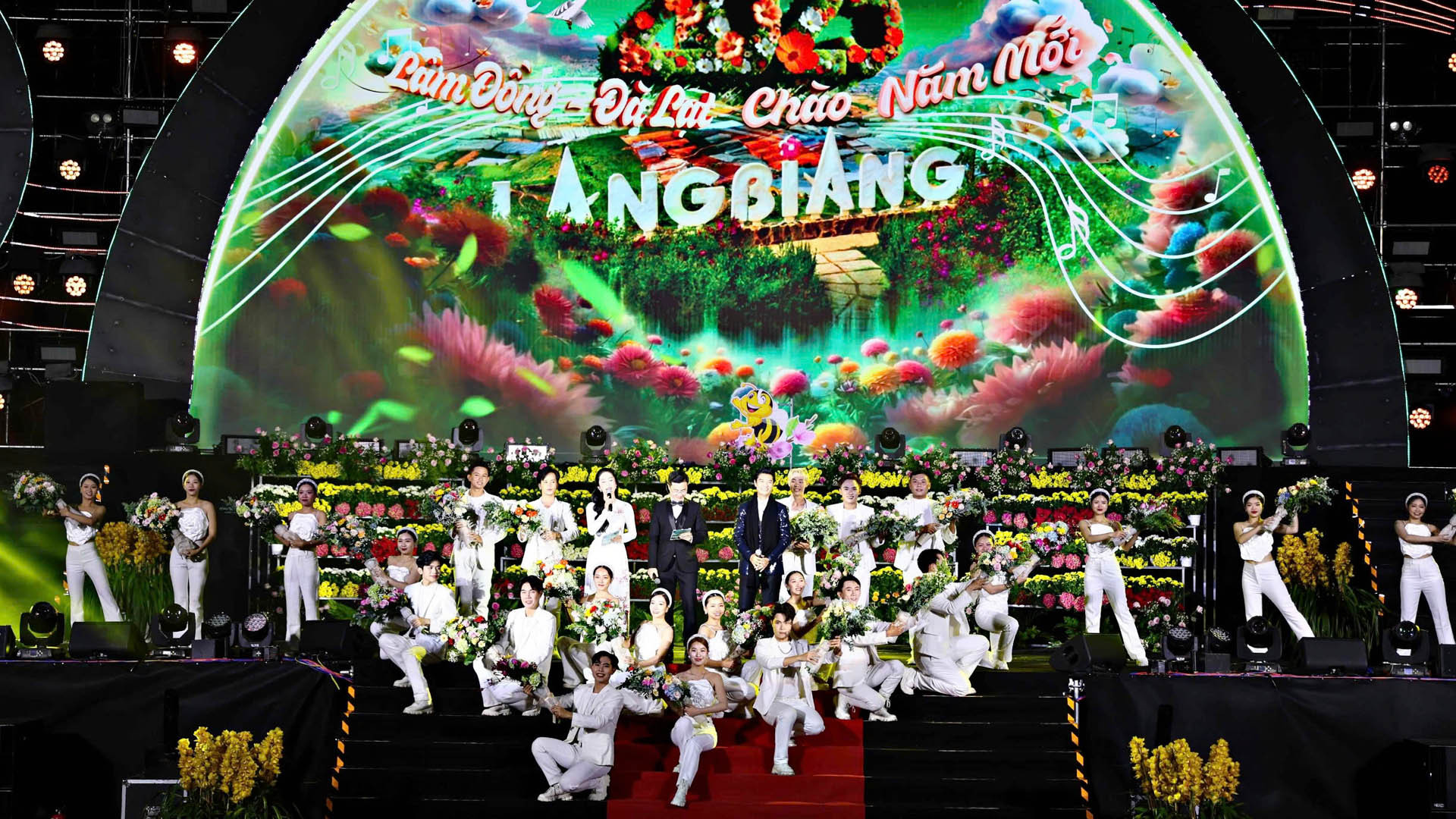 Lễ bế mạc Festival Hoa Đà Lạt lần thứ 10 năm 2024 kết thúc một tháng lễ hội sôi động và mở ra năm mới 2025 với nhiều niềm tin và khát vọng.