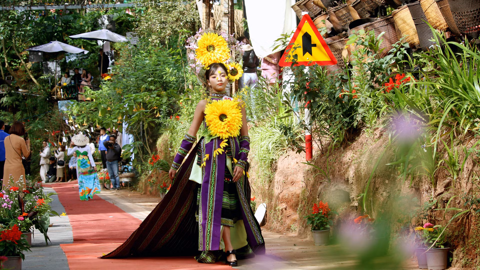 Hội thi trình diễn thời trang hoa Đà Lạt cũng tạo nên sân chơi nghệ thuật, nơi những ý tưởng độc đáo và phong cách mới lạ được tỏa sáng, mang đến cho khán giả những trải nghiệm đáng nhớ về thời trang và vẻ đẹp của hoa Đà Lạt.