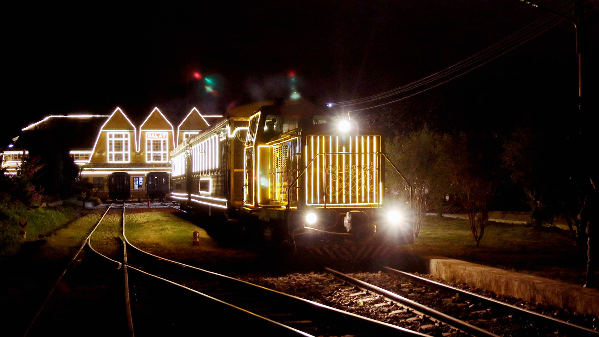 Hiện, tại tuyến đường sắt Đà Lạt - Trại Mát đang duy trì các chuyến tàu “hành trình đêm Đà Lạt” phục vụ du khách vào buổi tối và đang trở thành hot trend “săn tàu đêm” của du khách. Việc có thêm đoàn tàu La Reine kỳ vọng sẽ trở thành sản phẩm du lịch hấp dẫn dành cho du khách khi đến Đà Lạt. Hiện, tại tuyến đường sắt Đà Lạt - Trại Mát đang duy trì các chuyến tàu “hành trình đêm Đà Lạt” phục vụ du khách vào buổi tối và đang trở thành hot trend “săn tàu đêm” của du khách. Việc có thêm đoàn tàu La Reine kỳ vọng sẽ trở thành sản phẩm du lịch hấp dẫn dành cho du khách khi đến Đà Lạt.