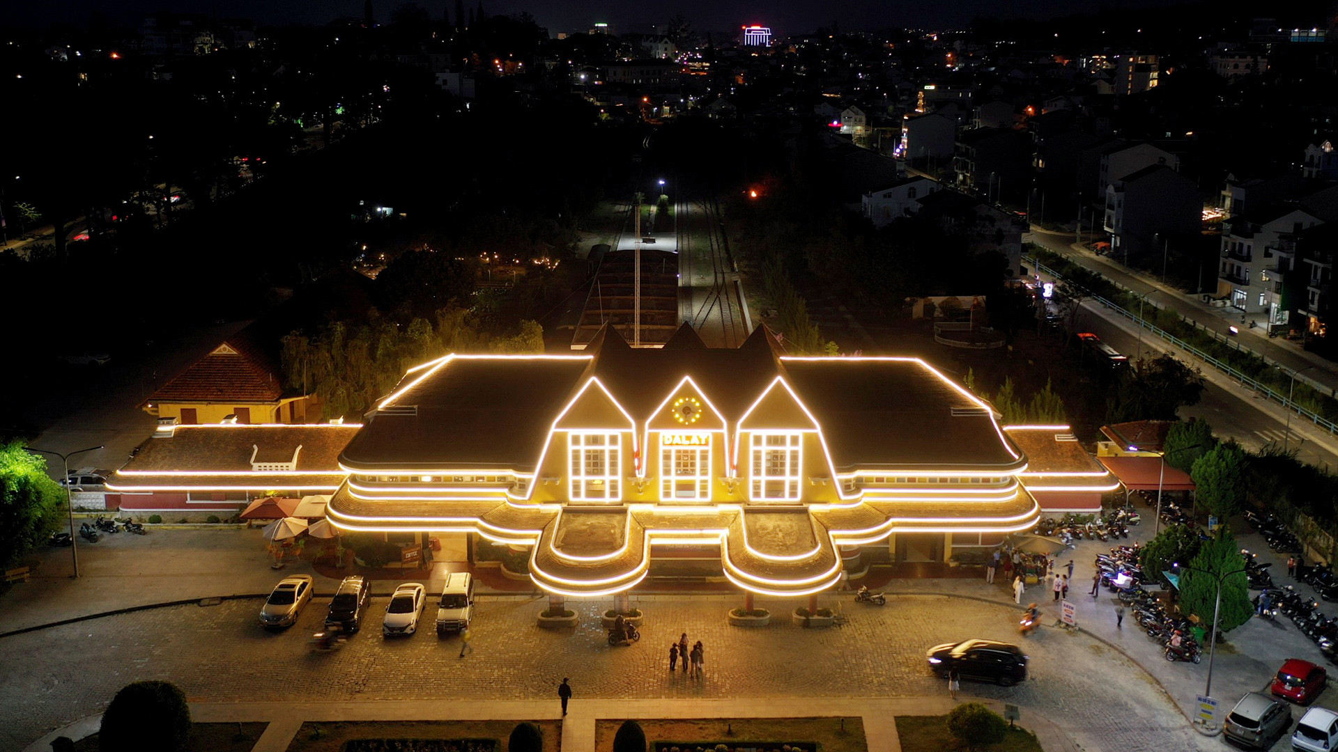 Ga Đà Lạt được đánh giá là nhà ga xe lửa đẹp nhất Đông Dương. Được công nhận di tích lịch sử - văn hóa năm 2001. Ga Đà Lạt được đánh giá là nhà ga xe lửa đẹp nhất Đông Dương. Được công nhận di tích lịch sử - văn hóa năm 2001.