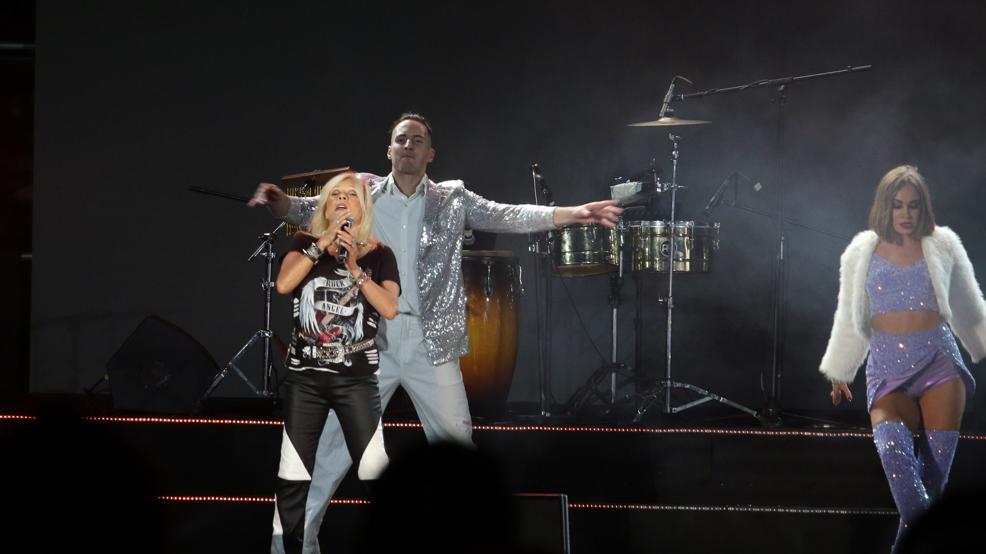 Nghệ sĩ Samantha Fox tiếp tục trình diễn các nhạc phẩm Love house (Ngôi nhà tình yêu), Touch me (Chạm vào em)…