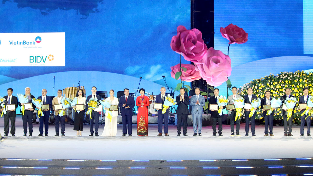 Lãnh đạo tỉnh Lâm Đồng tri ân các nhà tài trợ.