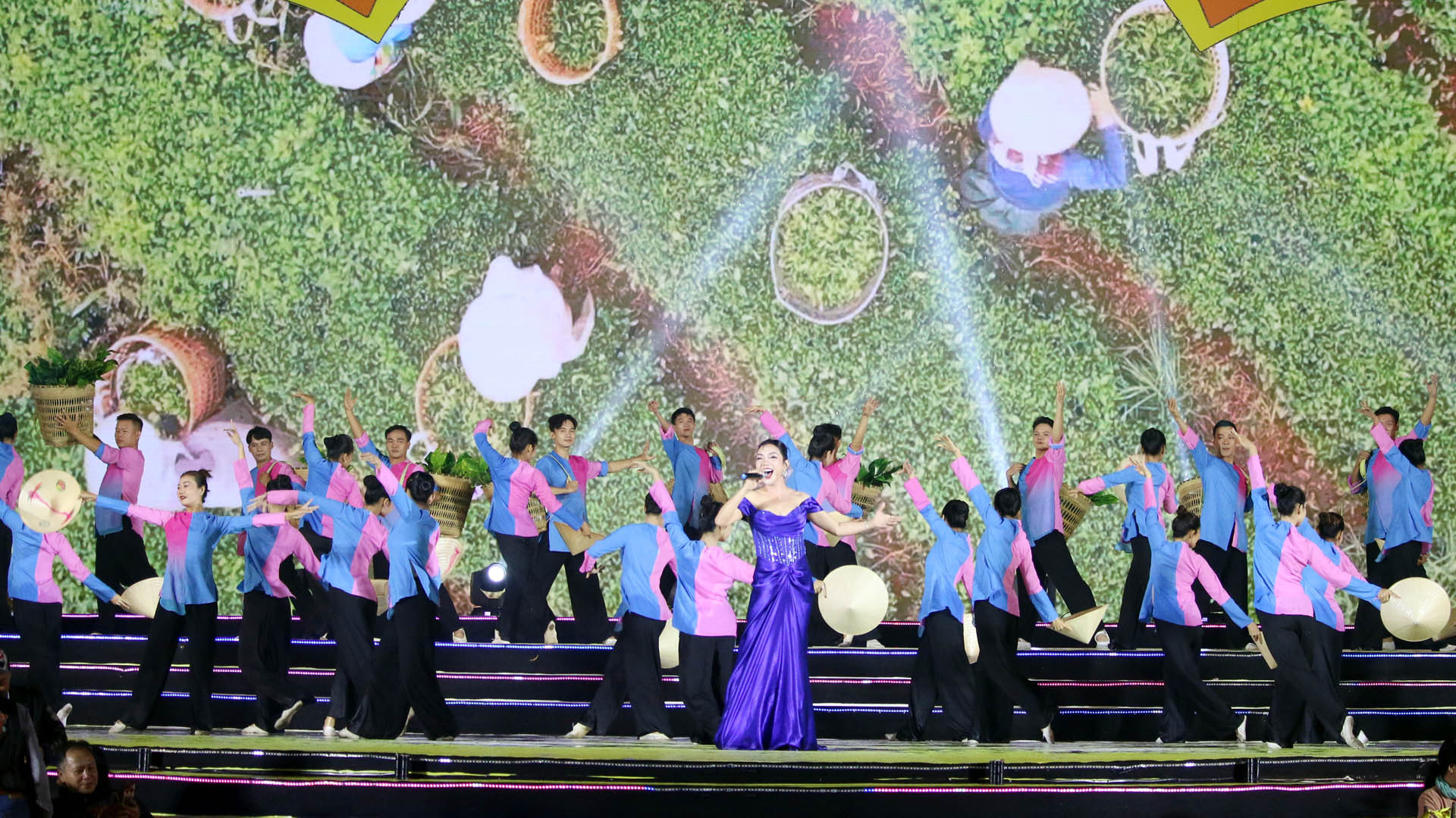 Vẻ đẹp dịu dàng của phố núi giữa không gian bạt ngàn màu xanh, cùng hương trà dịu nhẹ thoảng đưa trong gió.