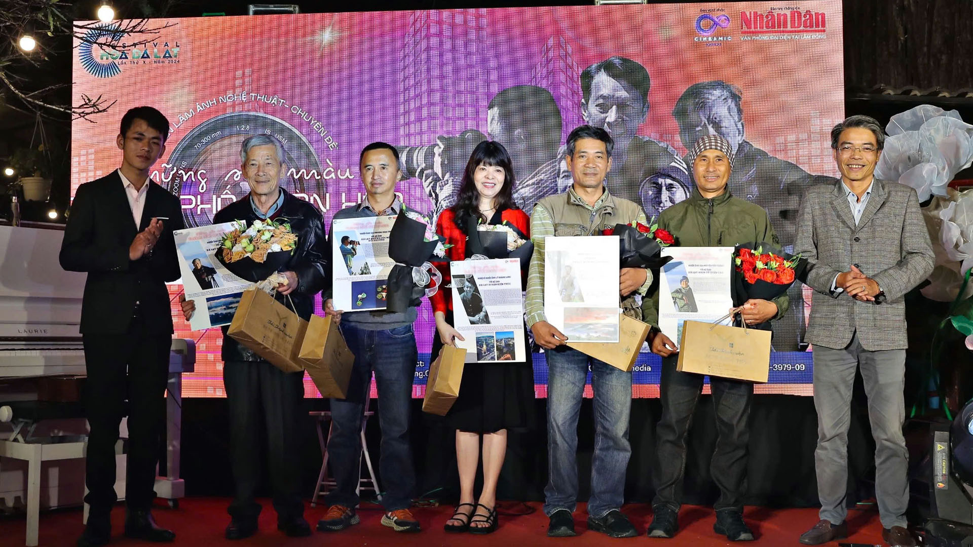 Đơn vị tổ chức Triển lãm ảnh nghệ thuật - chuyên đề “Những sắc màu thành phố ngàn hoa” tri ân các nghệ sĩ nhiếp ảnh, nhiếp ảnh gia tham gia triển lãm.