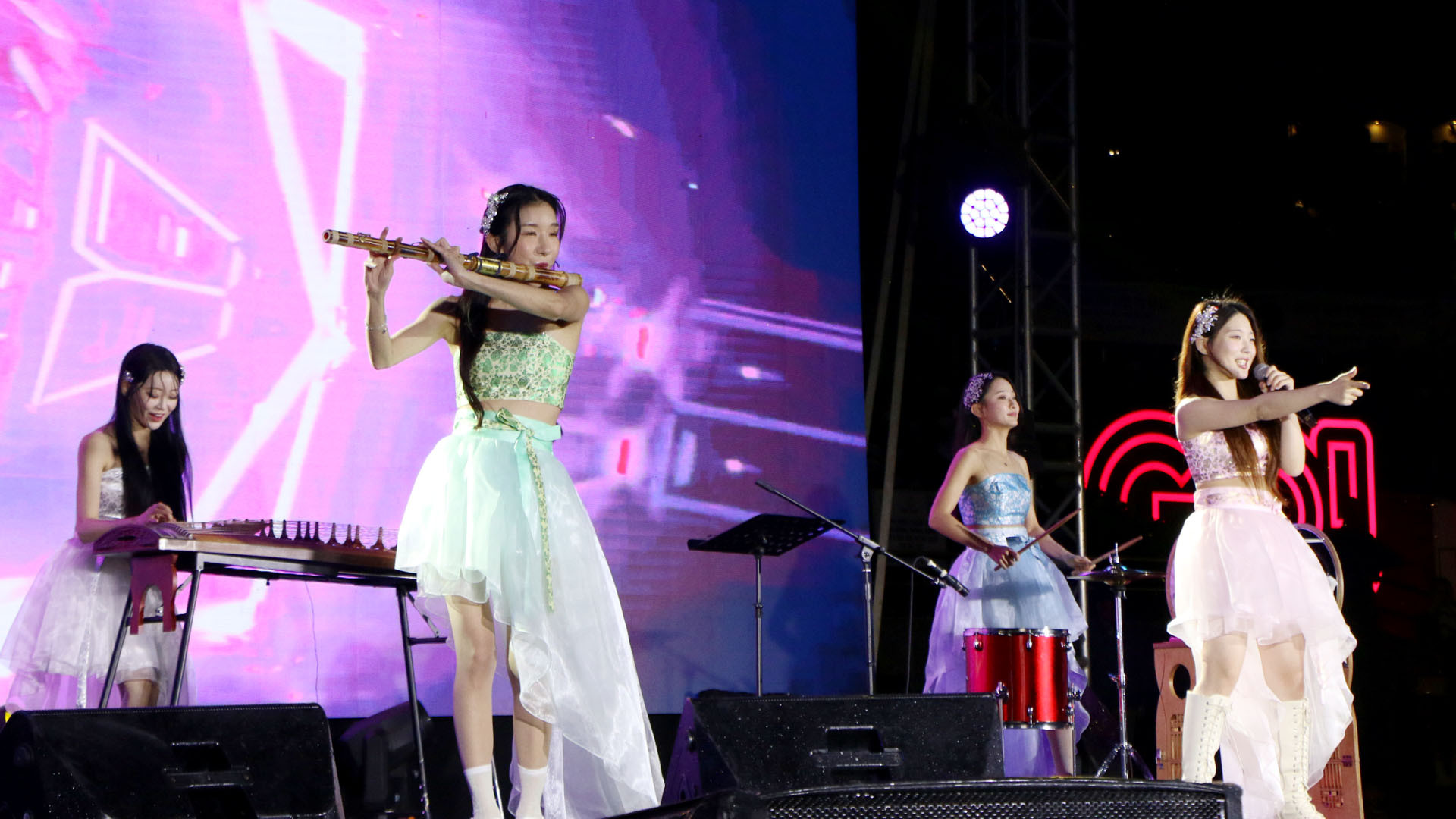 Phần biểu diễn của nhóm nhạc Hàn Quốc Queen.