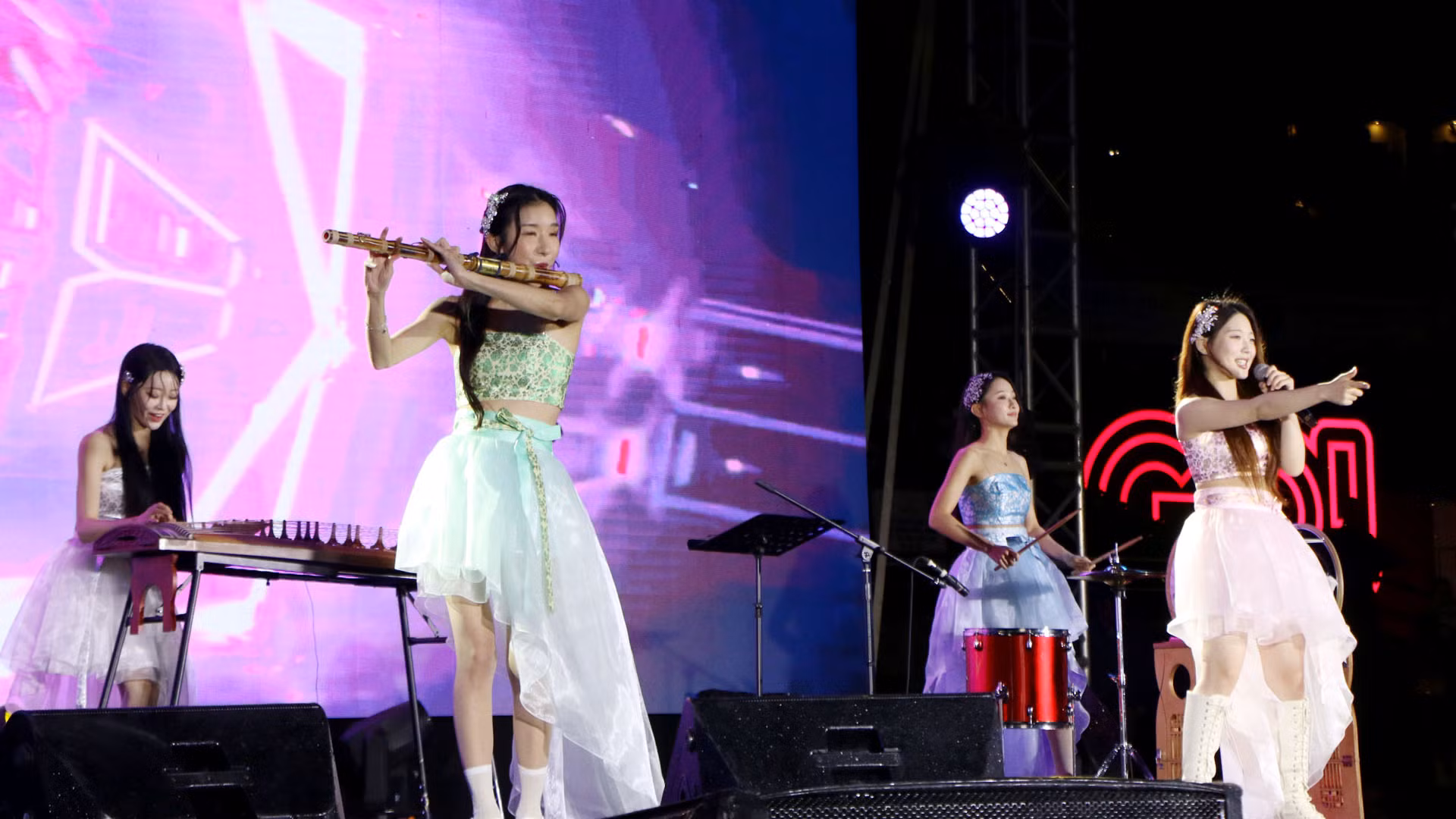 Phần biểu diễn của nhóm nhạc Hàn Quốc Queen.